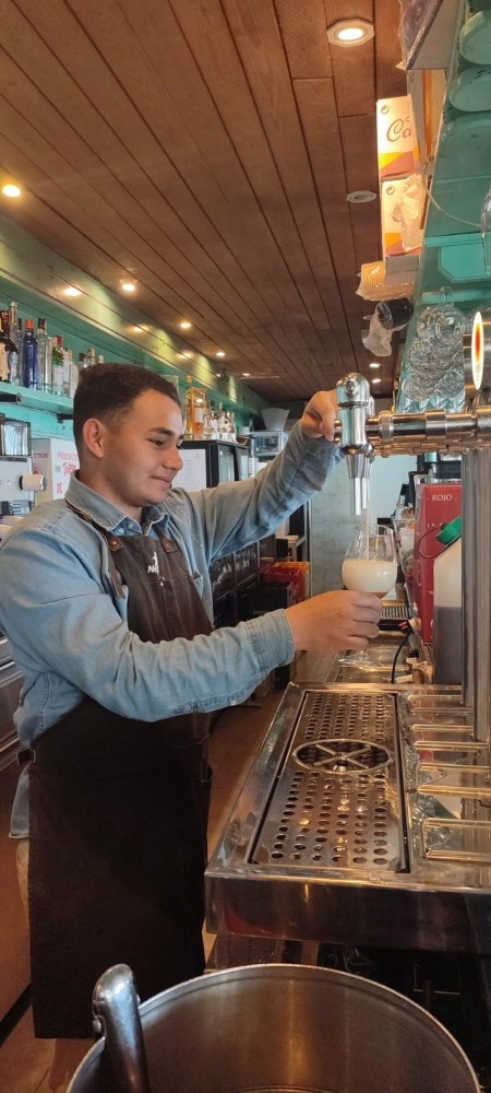 Una cerveza junto al mar Tirando cerveza en Restaurante Neptuno