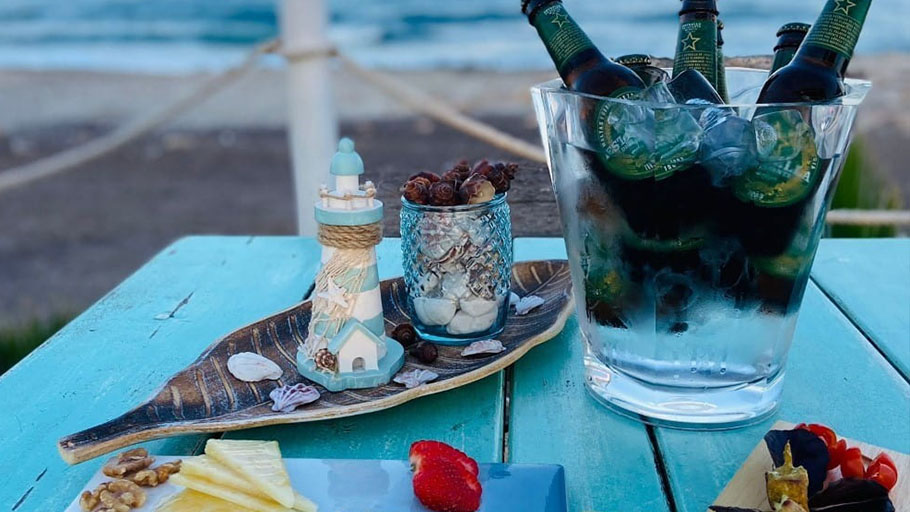 Una cerveza junto al mar en restaurante neptuno destacada