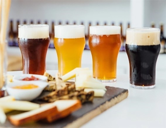 Una cerveza junto al mar y aperitivo